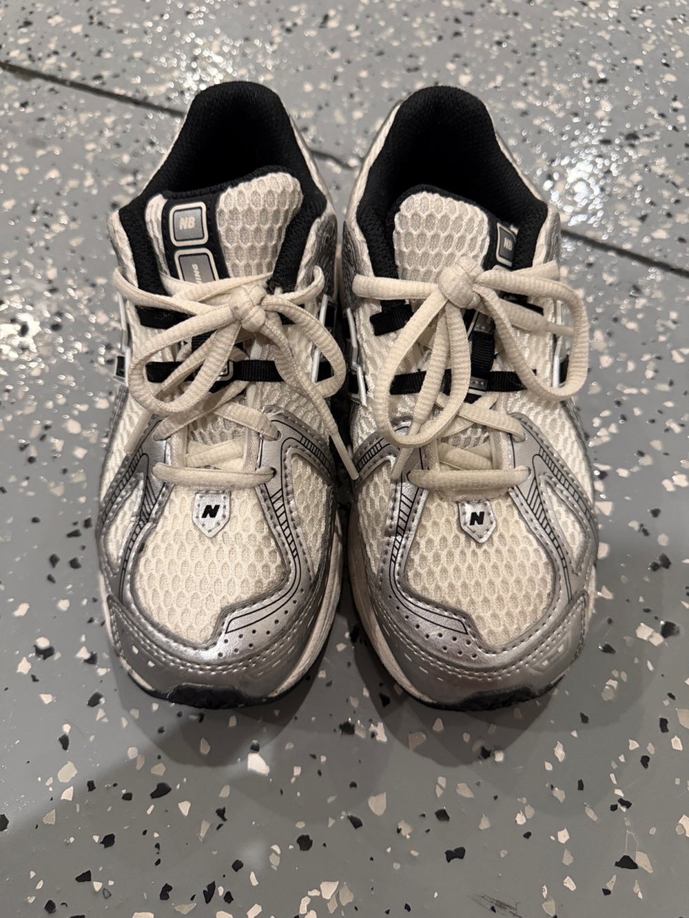 New Balance Kids Sneaker in Cream and Silver
